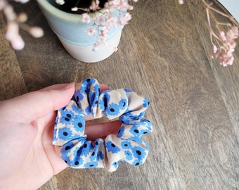 Blau geblumter mittelgroßer Scrunchie, Haargummi mit Blümchen, 100% Viskose Scrunchy, Haartrend, handmade Haarschmuck, Accessoires JGA