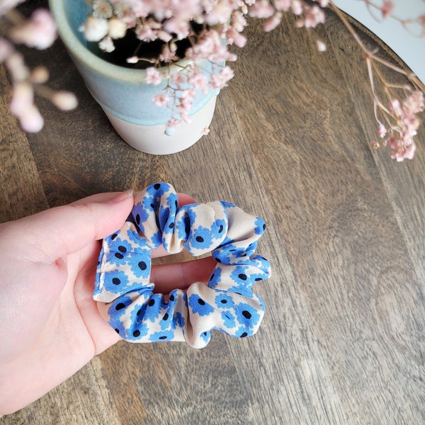 Blue flowered medium-sized scrunchie, hair tie with flowers, 100% viscose scrunchy, hair trend, handmade hair accessories, accessories JGA