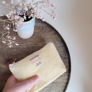 Borsa per cosmetici in velluto a coste giallo, borsa piccola con stampa "sunday brunch club", borsa per trucchi in velluto a coste pastello, borsa in tessuto con cerniera giallo chiaro