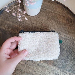 Piccola custodia in pelliccia di orsacchiotto bianco, comoda borsa per cosmetici in peluche, borsa luminosa con cerniera verde, borsa per trucchi fatta a mano in regalo