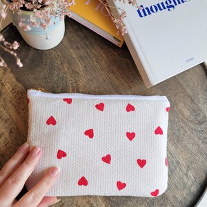 Weiße Pouch mit roten Herzen, Täschchen mit Metallreißverschluss, handmade Make-up Tasche aus Seersucker, Kosmetiktasche für Reisen