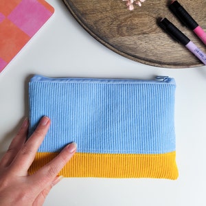 Reise Kulturtasche aus Cordstoff in hellblau und gelb, mittelgroße Kosmetiktasche zwei Farben, Reißverschluss flache Schminktasche