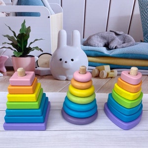 Piramide montessori Rainbow wood eco toy for toddler, Geometric stacking toy shapes, wooden pastel stacking rings Pyramid Nursery Decor