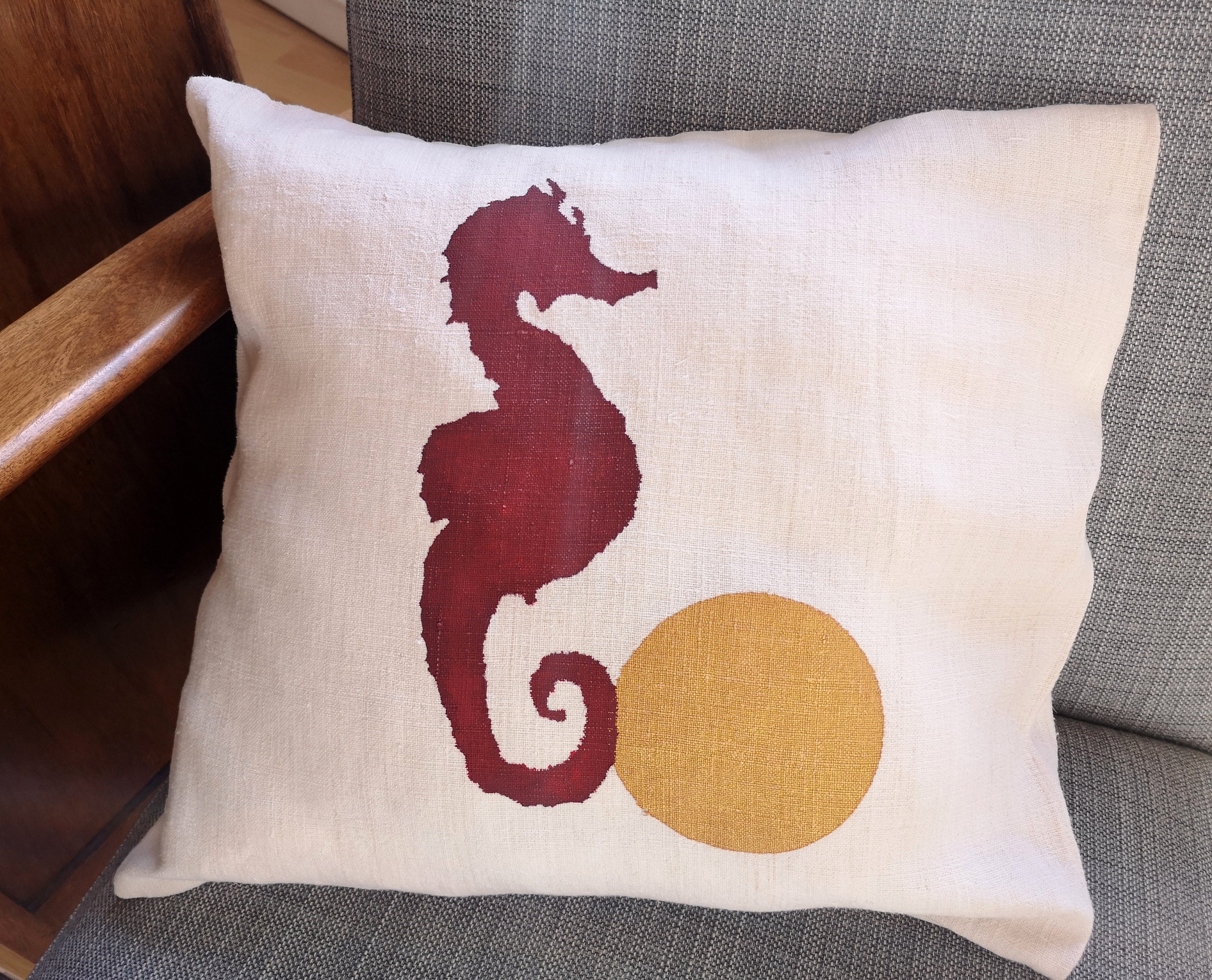 Housse de Coussin 40x40cm Hippocampe Rouge sur Rond Or