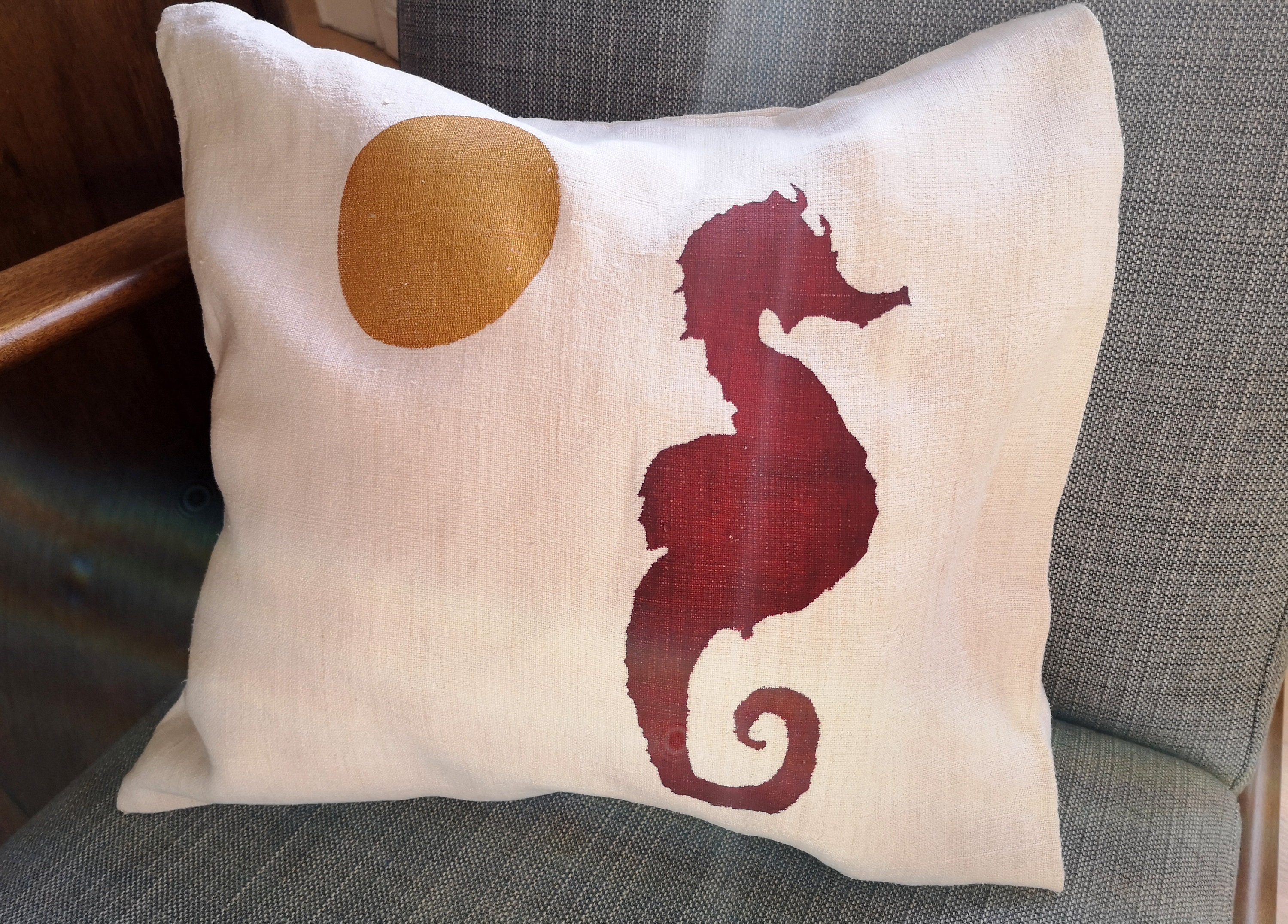 Housse de Coussin 40x40cm Hippocampe Rouge sur Rond Or