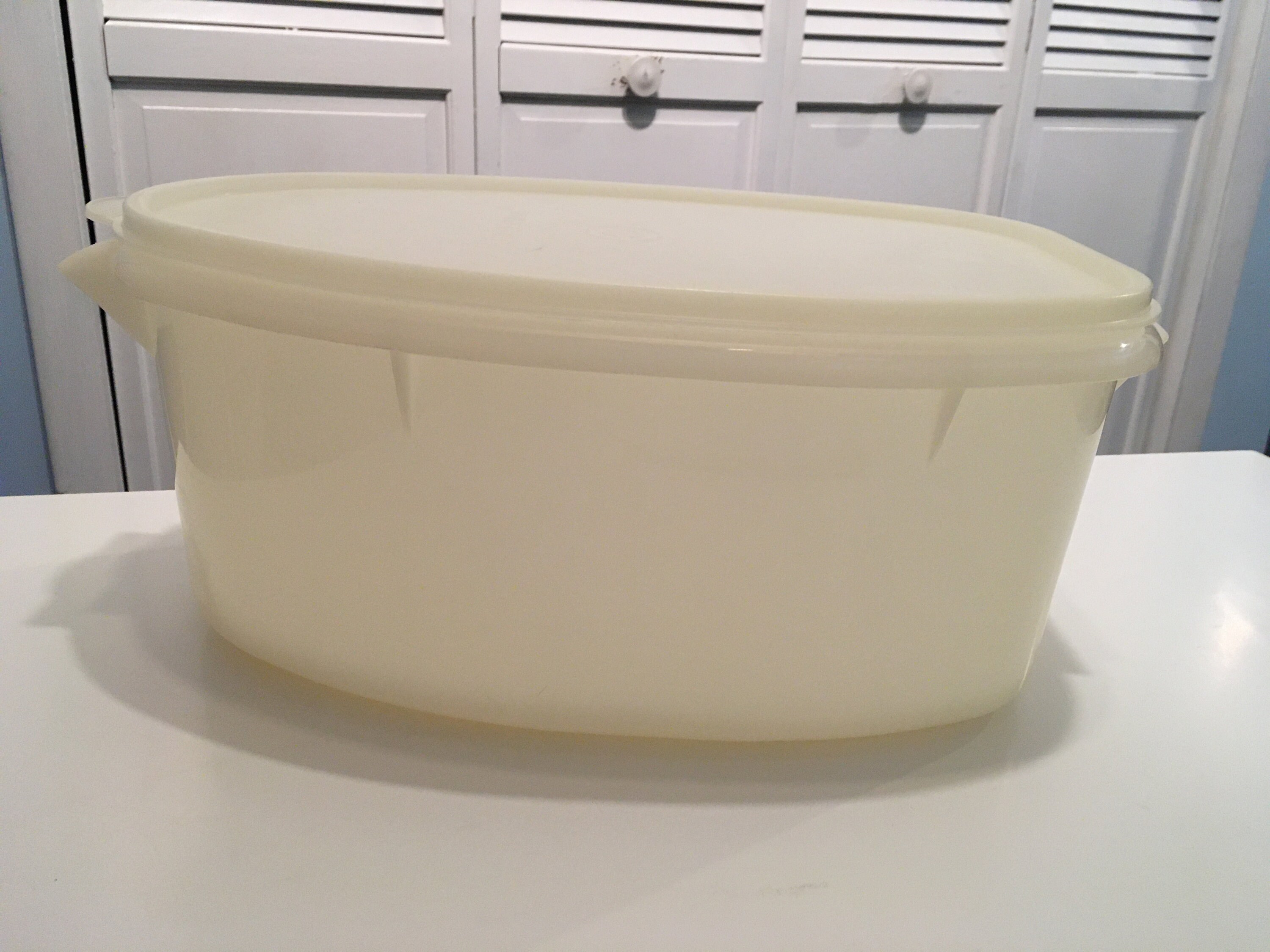 Large Vintage Used Tupperware Roast Flavor Saver Bowl. Complete 