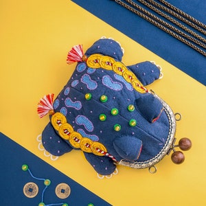 Goldene Kröte Tasche, DIY Stickerei Kit, Handgemachter Beutel, Viel Glück Accessoire, Einzigartiges Geschenk, 3D Stickerei, Anleitung Video