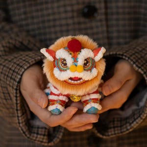 Zestaw do haftu „Ognisty tańczący lew” DIY, amulet na szczęście, ręcznie robiony amulet, piękna lalka do szycia ręcznego, wyjątkowy gobelinowy krawiec