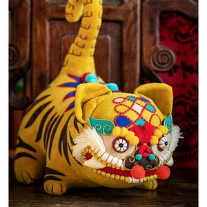Tigerkönig | Handgemachte Stickerei Tuch Tiger Spielzeug Puppe Chinese Glücksbringer Zeichen Tiger Jahr Neujahr Kreatives Geschenk Beste Wünsche Puppe