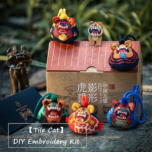 Può includere: Un kit di ricamo fai-da-te con cinque ornamenti di gatto in ceramica colorati. Il kit include una scatola con caratteri cinesi, una piccola scatola nera e cinque ornamenti di gatto in ceramica colorati. I gatti in ceramica sono ricamati con diversi motivi, tra cui una tigre, un drago e un pesce.