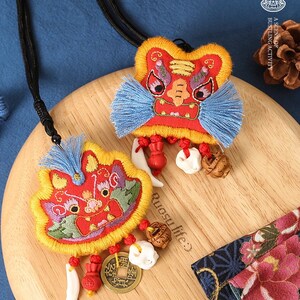 幸運のお守りネックレスチャーム / 初心者向け DIY 刺繍キット / 手作りの縁起の良い動物虎龍の子供への誕生日プレゼント / チュートリアルビデオ