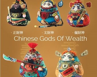 Può includere: Cinque figurine cinesi colorate del Dio della ricchezza. Ogni figurina è di un colore diverso e ha un design diverso. Le figurine hanno tutte la forma di un sacco di denaro. Il testo sulle figurine dice: "正財神", "文財神", "偏財神", "義財神", e "君財神".