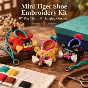 Peut inclure: Mini Tiger Shoe Embroidery Kit DIY Bag Charm & Hanging Ornament. Trois petites chaussures brodées en forme de tigre, de couleurs rouge, jaune et noire, avec des fils colorés, des pompons et des clochettes. Inclut du fil et du tissu.