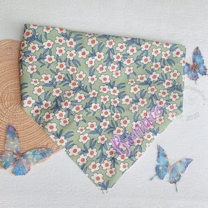 Green Floral Headscarf with Embroidered Name, Personalized Floral Triangle Scarf, Cute Photo Prop for Her, Bridesmaid Gift Idea,Gift for Her