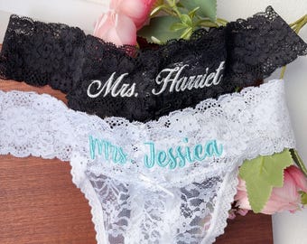 Tanga de encaje nupcial con nombre personalizado, tanga de encaje para la Sra. Novia, ropa interior nupcial con texto bordado, lencería de boda, regalos únicos para despedidas de soltera.