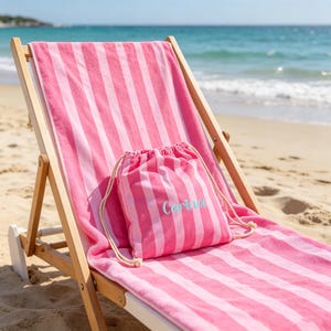 Toalla de playa 2 en 1 bordada a medida, bolsa de toalla convertible con nombre, toalla plegable integrada con nombre personalizado, toalla de viaje para la playa.