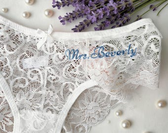 Gepersonaliseerde geborduurde kant bruids string, aangepaste mevrouw bruid kanten string, geborduurde naam kant string, aangepaste huwelijkscadeau, cadeaus voor bruid