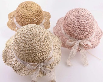 Straw hat with lace bow