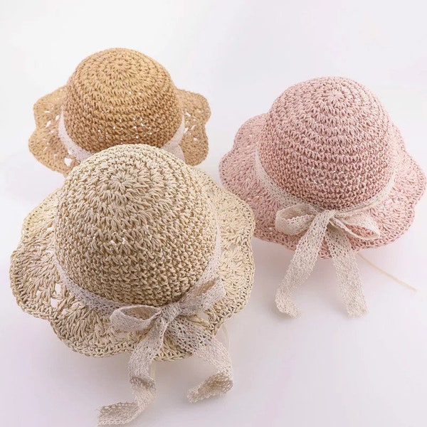 Straw hat with lace bow