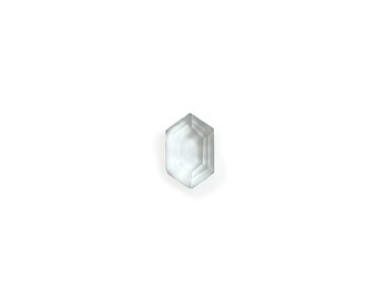 Kryształowo czysty kwarcowy, płaski, wydłużony sześciokąt - 11 x 7 x 4 mm