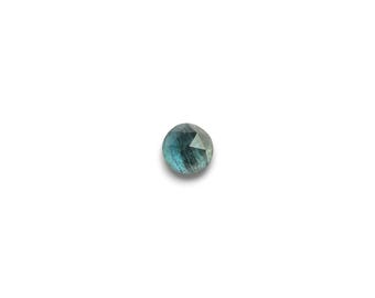 Indicolith-Turmalin mit schwarzen Nadeln, Cabochon im Rosenschliff – 5,6 mm rund – blauer Turmalin