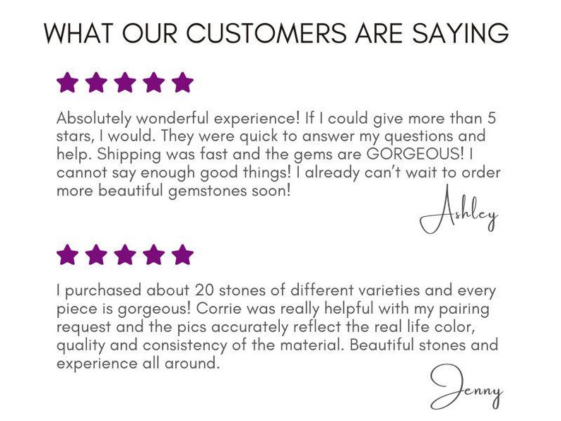 Puede incluir: Fondo blanco con el texto "LO QUE DICEN NUESTROS CLIENTES" y testimonios de clientes. Cada rese&ntilde;a va acompa&ntilde;ada de cinco estrellas moradas. Firmas: "Ashley" y "Jenny".
