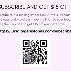 Puede incluir: Texto sobre un fondo morado claro que dice "SUBSCRIBE AND GET $15 OFF!". Anima a suscribirse a una lista de correo para recibir novedades y descuentos. Se incluye un c&oacute;digo QR, junto con la URL https://luciditygemstones.com/subscribe.