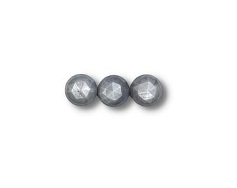 Zilvergrijze saffier cabochons: 8 mm ronde roosgeslepen edelsteen