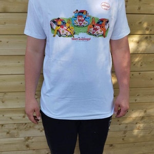 Op de afbeelding: Wit T-shirt met een afbeelding van vrouwen in rode en witte auto's. De afbeelding bevat de tekst "team aseptogyl".