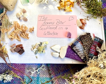 Caja de regalo de Escocia: Harris Tweed, brezo, mármol de las Tierras Altas, piedras preciosas, recuerdo de la ascendencia.