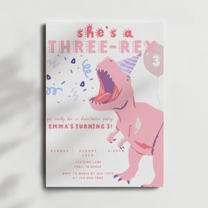 Puede incluir: Invitaci&oacute;n de fiesta de cumplea&ntilde;os con tem&aacute;tica de dinosaurios en rosa y morado. La invitaci&oacute;n presenta un T-Rex de dibujos animados con un gorro de fiesta, el texto "she's a THREE-REX" y detalles de la fiesta.