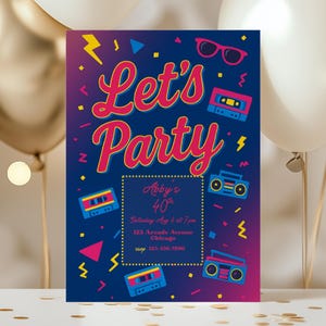 以下が含まれることがあります： レトロをテーマにしたパーティーの招待状で、ピンク色の「Let's Party」の文字が濃い青色の背景にあります。招待状には、カセットテープ、サングラス、ラジカセが含まれています。「Abby's 40th」の文字とイベントの詳細が記載されています。