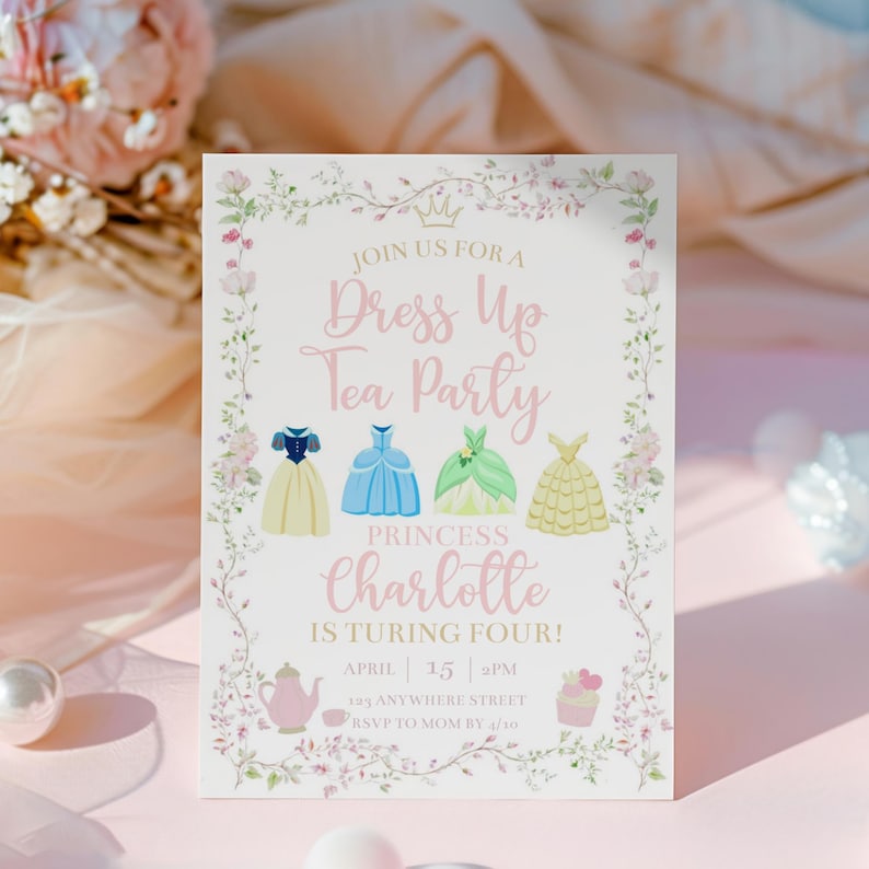 Puede incluir: Una invitaci&oacute;n a una fiesta con el texto "Dress Up Tea Party" y "&iexcl;La princesa Charlotte cumple cuatro a&ntilde;os!" La invitaci&oacute;n presenta ilustraciones de vestidos de princesa y detalles florales. Tambi&eacute;n se incluye la fecha y la hora.