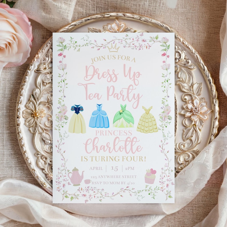 Puede incluir: Una invitaci&oacute;n a una fiesta con el texto "Dress Up Tea Party" y "&iexcl;La Princesa Charlotte cumple cuatro a&ntilde;os!" La invitaci&oacute;n presenta ilustraciones de vestidos de princesa y detalles florales, con un borde decorativo. La invitaci&oacute;n est&aacute; sobre un plato decorativo.