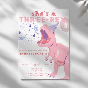 Puede incluir: Una invitaci&oacute;n de cumplea&ntilde;os rosa y morada con una ilustraci&oacute;n de dinosaurio. El texto dice "she's a THREE-REX" y "EMMA'S TURNING 3!". Incluye detalles de la fiesta: fecha, hora e informaci&oacute;n de RSVP.