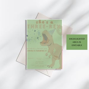 Puede incluir: Una invitaci&oacute;n de cumplea&ntilde;os verde claro con una ilustraci&oacute;n de dinosaurio y el texto "she's a THREE-REX, EMMA'S TURNING 3!". La invitaci&oacute;n incluye detalles del evento y est&aacute; sobre un fondo blanco.