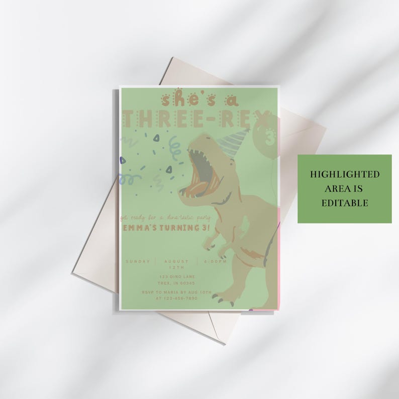 Puede incluir: Una invitaci&oacute;n de cumplea&ntilde;os verde claro con una ilustraci&oacute;n de dinosaurio y el texto "she's a THREE-REX, EMMA'S TURNING 3!". La invitaci&oacute;n incluye detalles del evento y est&aacute; sobre un fondo blanco.