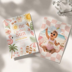 Mall för första födelsedagsinbjudan till "One in the Sun", rosa strandfödelsedagsfestinbjudan, digital nedladdning för sommarflicka, S4686