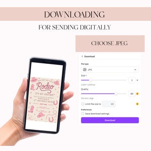 以下が含まれることがあります： スマートフォンには、ピンクとベージュのロデオをテーマにした誕生日招待状が表示されています。招待状には、カウボーイハット、ブーツ、蹄鉄が描かれています。画面には、JPEGファイルをダウンロードするためのオプションも表示されています。