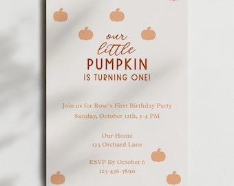 Può includere: Un invito di compleanno beige a tema zucca. Il testo recita "our little PUMPKIN IS TURNING ONE!" con i dettagli della festa, tra cui data, ora e luogo. Piccole illustrazioni di zucche sono sparse sull'invito.