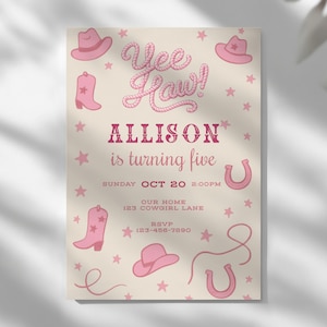 Puede incluir: Una invitación de cumpleaños rosa y beige con temática de vaquera. El texto dice "Yee Haw!" y "Allison cumple cinco años". La invitación incluye ilustraciones de botas de vaquero, sombreros, herraduras y estrellas.