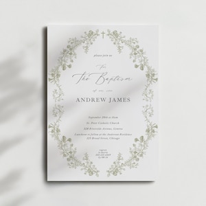 K&ouml;nnte beinhalten: Tauf-Einladung mit eleganter Schrift und floralem Kranz-Design. Die Einladung enth&auml;lt den Namen "Andrew James" und Veranstaltungsdetails. Das Design ist in weichem Gr&uuml;n auf wei&szlig;em Hintergrund.