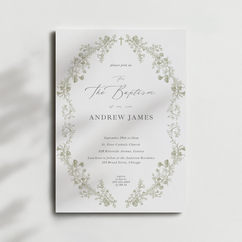 K&ouml;nnte beinhalten: Tauf-Einladung mit eleganter Schrift und floralem Kranz-Design. Die Einladung enth&auml;lt den Namen "Andrew James" und Veranstaltungsdetails. Das Design ist in weichem Gr&uuml;n auf wei&szlig;em Hintergrund.
