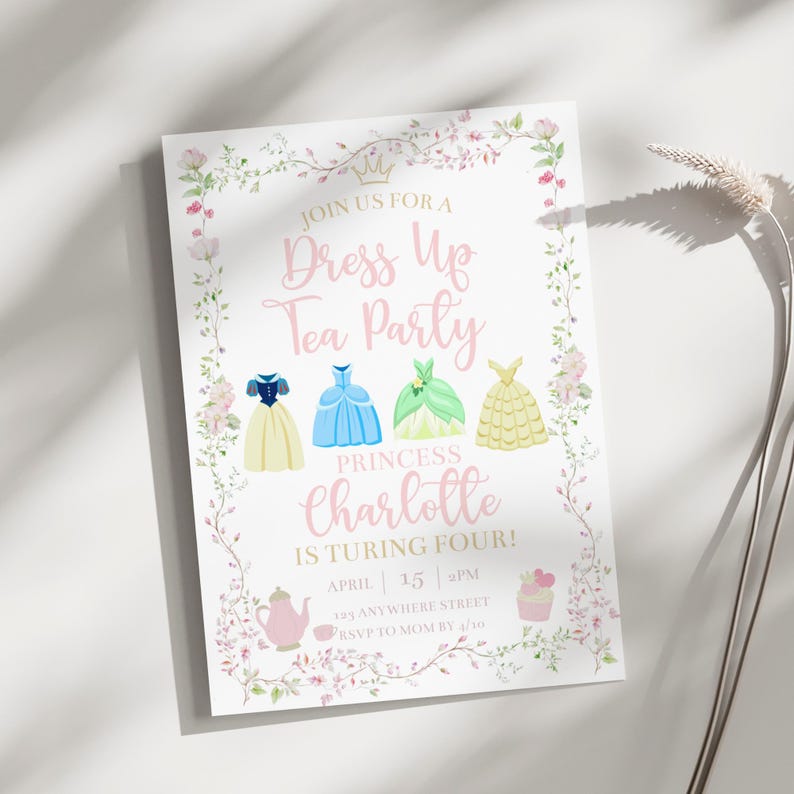 Puede incluir: Una invitaci&oacute;n blanca con texto rosa y detalles florales. La invitaci&oacute;n dice "&Uacute;nete a nuestra Fiesta de T&eacute; de Disfraces" y presenta ilustraciones de vestidos de princesa. El texto tambi&eacute;n incluye "&iexcl;La Princesa Charlotte cumple cuatro a&ntilde;os!"