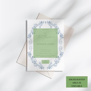 Puede incluir: Invitaci&oacute;n de bautizo con un dise&ntilde;o de corona floral en azul y verde. La invitaci&oacute;n presenta el texto "El bautismo de nuestro hijo Andrew James" y otros detalles. Las palabras "Highlighted Area is Editable" tambi&eacute;n son visibles.