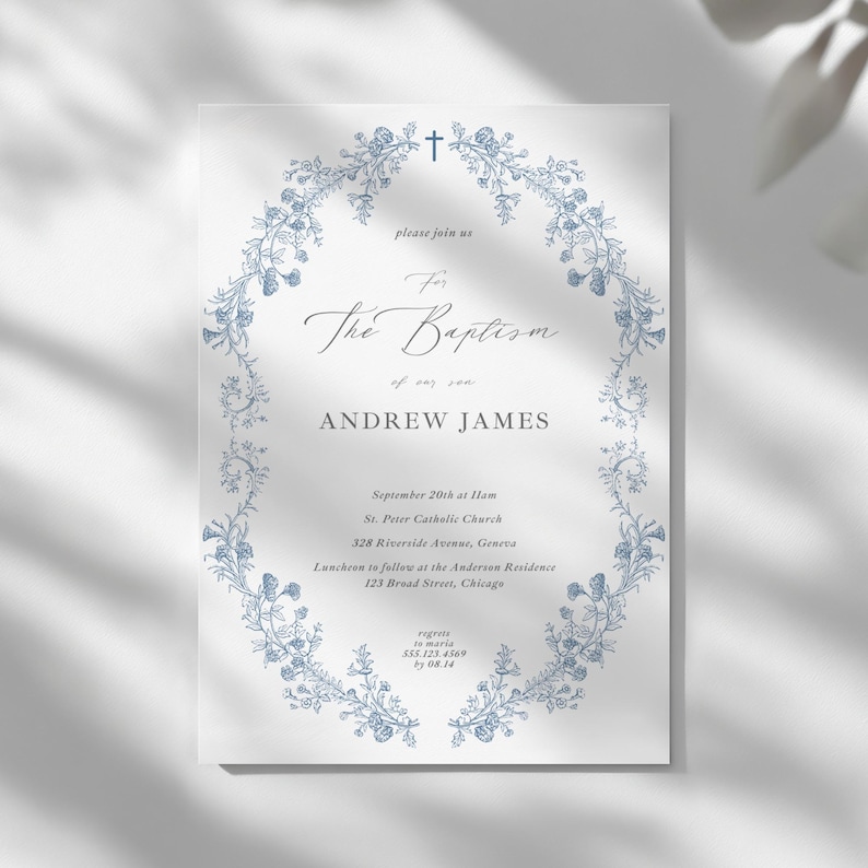 Puede incluir: Una invitaci&oacute;n de bautizo con un dise&ntilde;o de corona floral en azul claro. El texto dice "El Bautizo de nuestro hijo Andrew James" con detalles del evento. Una cruz est&aacute; en la parte superior de la corona. La invitaci&oacute;n est&aacute; sobre un fondo blanco.