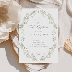 K&ouml;nnte beinhalten: Eine Tauf-Einladung mit einem hellgr&uuml;nen Blumenkranz-Design. Der Text lautet "F&uuml;r Die Taufe unseres Sohnes Andrew James" mit Veranstaltungsdetails. Oben befindet sich ein kleines Kreuz.