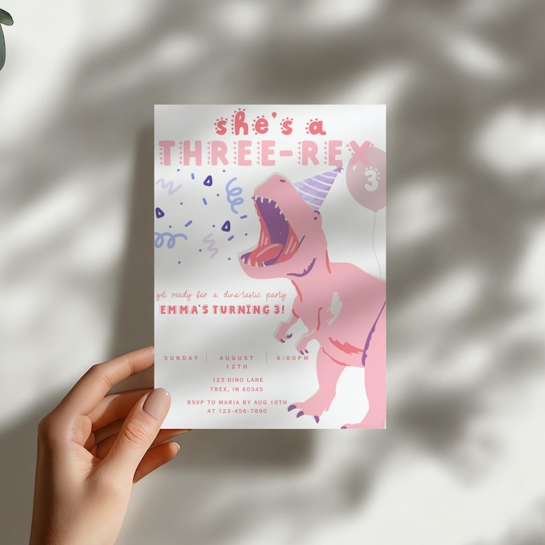 Puede incluir: Invitaci&oacute;n de cumplea&ntilde;os rosa y blanca con un dinosaurio. El texto dice "she's a THREE-REX" y "EMMA'S TURNING 3!". Incluye detalles de la fiesta, confeti y un globo con el n&uacute;mero 3.