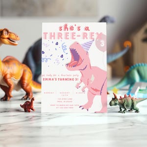Puede incluir: Una invitaci&oacute;n de cumplea&ntilde;os con un dinosaurio rosa y el texto "She's a Three-Rex". Dinosaurios de juguete rodean la invitaci&oacute;n. La invitaci&oacute;n incluye la fecha, la hora y la informaci&oacute;n de RSVP.