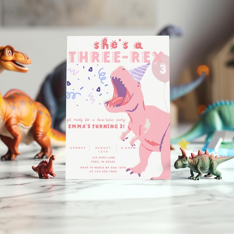 Puede incluir: Una invitaci&oacute;n de cumplea&ntilde;os con un dinosaurio rosa y el texto "She's a Three-Rex". Dinosaurios de juguete rodean la invitaci&oacute;n. La invitaci&oacute;n incluye la fecha, la hora y la informaci&oacute;n de RSVP.